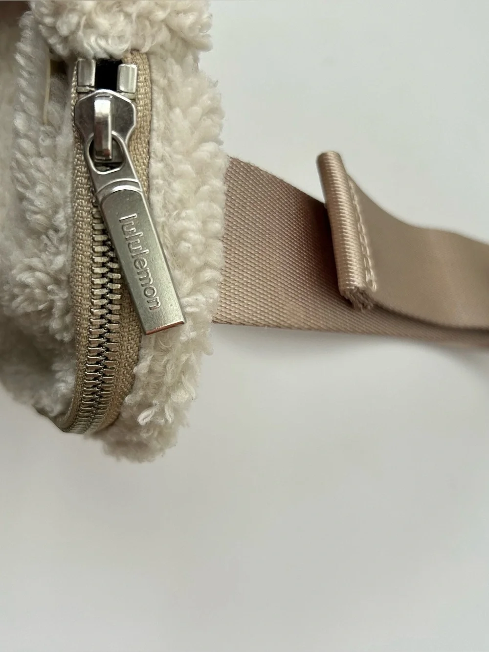 Lululemon Everywhere Belt Bag Fanny Pack Fuzzy Fleece Sherpa Cream Ivory Silver